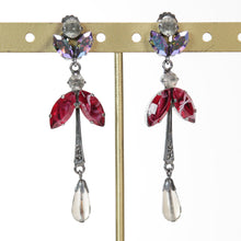 Load image into Gallery viewer, 鮮やかな赤とライトグレーを組み合わせたビジューイヤリング