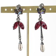 Load image into Gallery viewer, 鮮やかな赤とライトグレーを組み合わせたビジューイヤリング