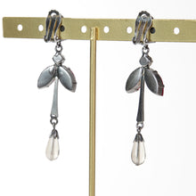 Load image into Gallery viewer, 鮮やかな赤とライトグレーを組み合わせたビジューイヤリング