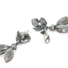 Load image into Gallery viewer, 鮮やかな赤とライトグレーを組み合わせたビジューイヤリング