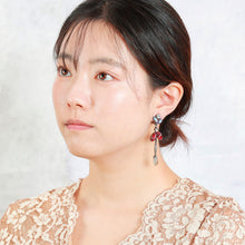 Load image into Gallery viewer, 鮮やかな赤とライトグレーを組み合わせたビジューイヤリング