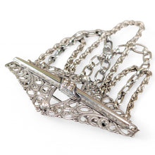 画像をギャラリービューアに読み込む, チェーンが下がったアンティーク風ブローチ