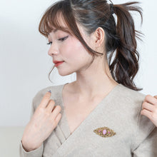 Load image into Gallery viewer, ボヘミアングラスをあしらったブローチ