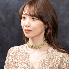 画像をギャラリービューアに読み込む, 大粒のラインストーンがきらめくショートネックレス。