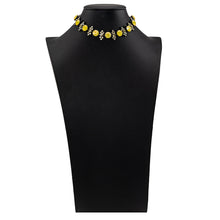 画像をギャラリービューアに読み込む, 大粒のラインストーンがきらめくショートネックレス。