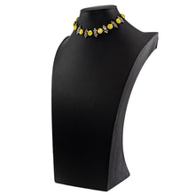 画像をギャラリービューアに読み込む, 大粒のラインストーンがきらめくショートネックレス。