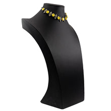 画像をギャラリービューアに読み込む, 大粒のラインストーンがきらめくショートネックレス。