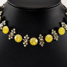 画像をギャラリービューアに読み込む, 大粒のラインストーンがきらめくショートネックレス。