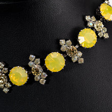 画像をギャラリービューアに読み込む, 大粒のラインストーンがきらめくショートネックレス。