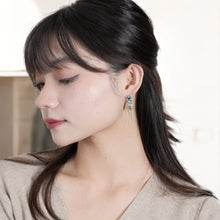 Load image into Gallery viewer, スワロフスキークリスタルをあしらったイヤリング