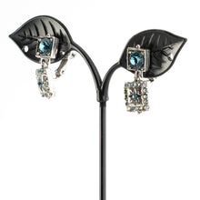 Load image into Gallery viewer, スワロフスキークリスタルをあしらったイヤリング