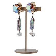 画像をギャラリービューアに読み込む, 優しい光沢の淡水パールとスワロフスキークリスタルの組み合わせが上品なイヤリング