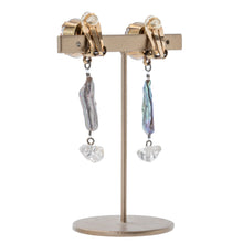 画像をギャラリービューアに読み込む, 優しい光沢の淡水パールとスワロフスキークリスタルの組み合わせが上品なイヤリング