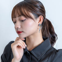 画像をギャラリービューアに読み込む, 優しい光沢の淡水パールとスワロフスキークリスタルの組み合わせが上品なイヤリング