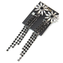 Load image into Gallery viewer, 花モチーフのロングイヤリング