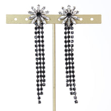 Load image into Gallery viewer, 花モチーフのロングイヤリング