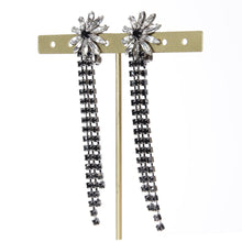 Load image into Gallery viewer, 花モチーフのロングイヤリング