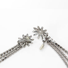 Load image into Gallery viewer, 花モチーフのロングイヤリング