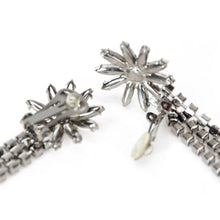 Load image into Gallery viewer, 花モチーフのロングイヤリング