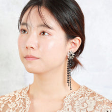 Load image into Gallery viewer, 花モチーフのロングイヤリング