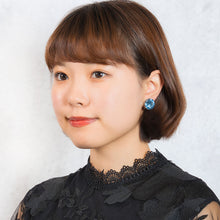 Load image into Gallery viewer, 大粒のラインストーンが美しく輝くイヤリング