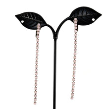 Load image into Gallery viewer, スワロフスキークリスタルのロングイヤリング