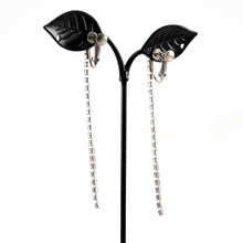 Load image into Gallery viewer, スワロフスキークリスタルのロングイヤリング