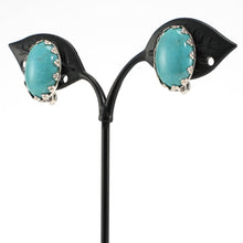 Load image into Gallery viewer, 鮮やかなライトブルーが美しいターコイズのイヤリング