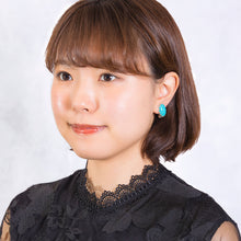 Load image into Gallery viewer, 鮮やかなライトブルーが美しいターコイズのイヤリング