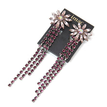 Load image into Gallery viewer, 紫色の花モチーフのロングイヤリング