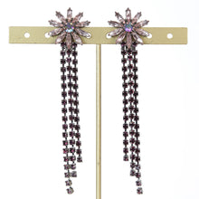 Load image into Gallery viewer, 紫色の花モチーフのロングイヤリング