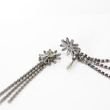 Load image into Gallery viewer, 紫色の花モチーフのロングイヤリング