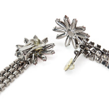 Load image into Gallery viewer, 紫色の花モチーフのロングイヤリング