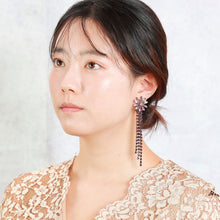 Load image into Gallery viewer, 紫色の花モチーフのロングイヤリング