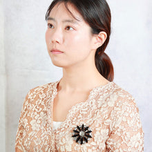 画像をギャラリービューアに読み込む, ボヘミアングラスとラインストーンが絶妙に調和した、エレガントなブローチ