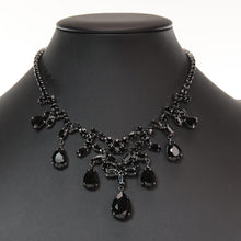 画像をギャラリービューアに読み込む, ブラックのラインストーンがシックなネックレス