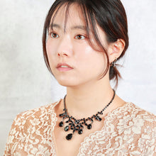 画像をギャラリービューアに読み込む, ブラックのラインストーンがシックなネックレス