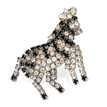 画像をギャラリービューアに読み込む, スワロフスキークリスタルをあしらったしまうまモチーフのバッジ