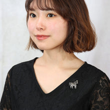 画像をギャラリービューアに読み込む, スワロフスキークリスタルをあしらったしまうまモチーフのバッジ