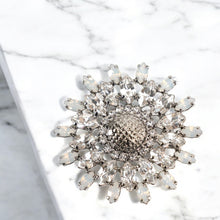 画像をギャラリービューアに読み込む, 花モチーフのラインストーンブローチ