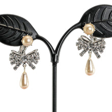 Load image into Gallery viewer, イヤリング ラインストーン パール クリアカラー ホワイト リボン 136164