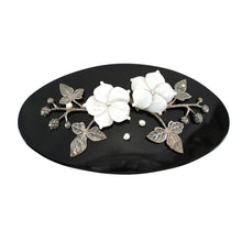 画像をギャラリービューアに読み込む, フラワーモチーフの白蝶貝の上品な光沢が美しいバレッタ