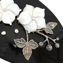 画像をギャラリービューアに読み込む, フラワーモチーフの白蝶貝の上品な光沢が美しいバレッタ