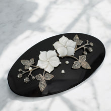 画像をギャラリービューアに読み込む, フラワーモチーフの白蝶貝の上品な光沢が美しいバレッタ