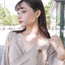 画像をギャラリービューアに読み込む, ピンクとネイビーのスワロフスキークリスタルをふんだんにあしらったブローチ