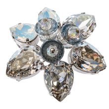 画像をギャラリービューアに読み込む, ボヘミアングラスと大粒のラインストーンが絶妙に調和した、エレガントなペンダントブローチ