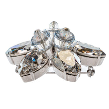 画像をギャラリービューアに読み込む, ボヘミアングラスと大粒のラインストーンが絶妙に調和した、エレガントなペンダントブローチ