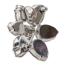 画像をギャラリービューアに読み込む, ボヘミアングラスと大粒のラインストーンが絶妙に調和した、エレガントなペンダントブローチ