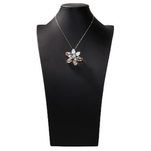 画像をギャラリービューアに読み込む, ボヘミアングラスと大粒のラインストーンが絶妙に調和した、エレガントなペンダントブローチ