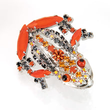 画像をギャラリービューアに読み込む, ラインストーンと上質なボヘミアングラスを使って作られた、かえるモチーフのバッジ